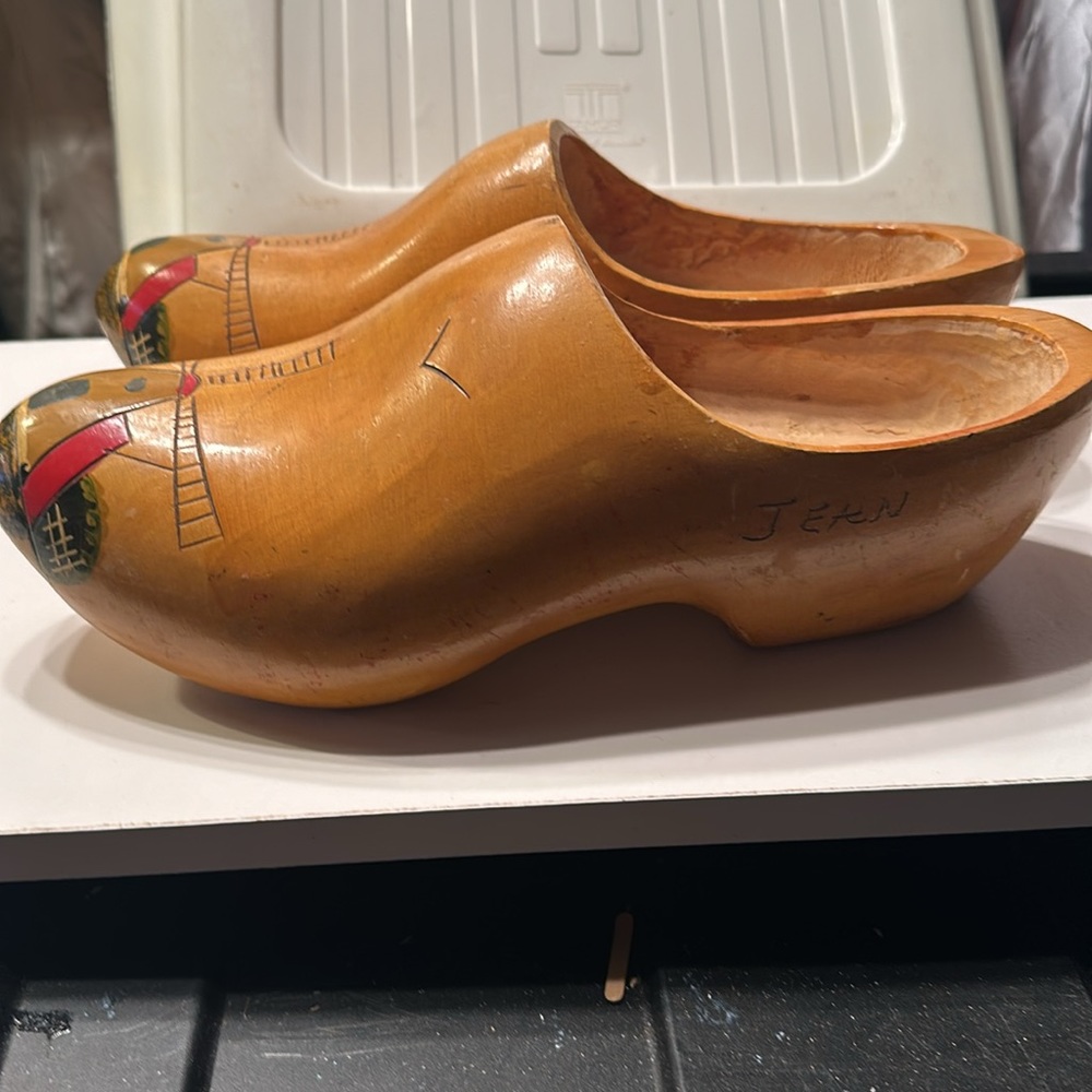 Vintage Wooden Hand-Painted Dutch Clogs (6) - Picture 4 of 12